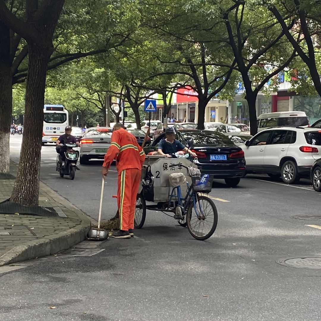 1600570437339072.jpg 护生态环境留一方净土实践团2020年8月8日采访环卫工人.jpg